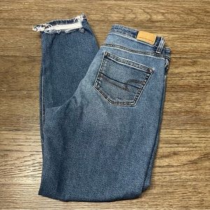 American Eagle Med Wash Mom Jean